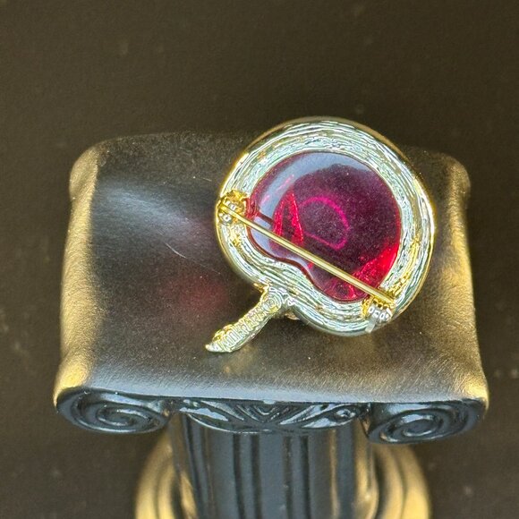 🍎 Vintage Red Lucite Apple Brooch – Gold-Tone with Rhinestone Leaves - Picture 3 of 3